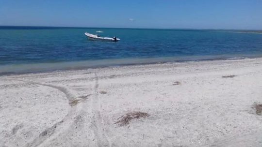 Una playa con arena clara y agua turquesa en Buenos Aires. Una playa con arena clara y agua turquesa en Buenos Aires.