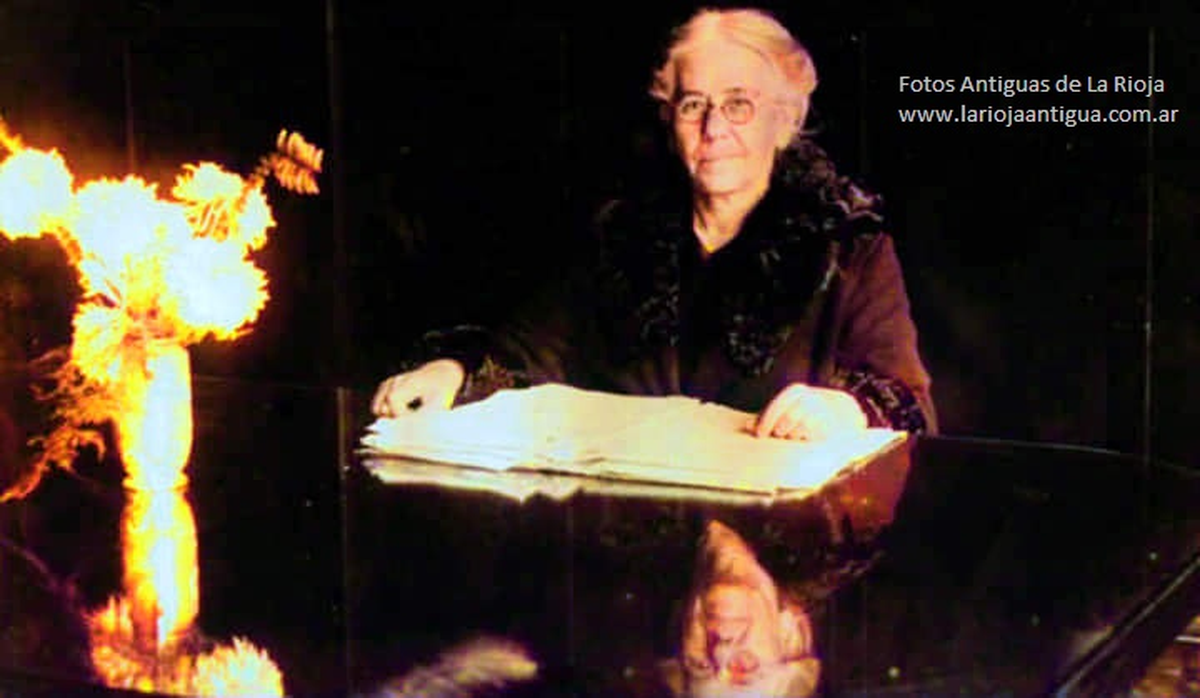 Desde la infancia, Rosario Vera Peñaloza mostraba pasión por el conocimiento y amor por los niños, por lo que se esforzó toda su vida para convertirse en maestra jardinera. Desde la infancia, Rosario Vera Peñaloza mostraba pasión por el conocimiento y amor por los niños, por lo que se esforzó toda su vida para convertirse en maestra jardinera.