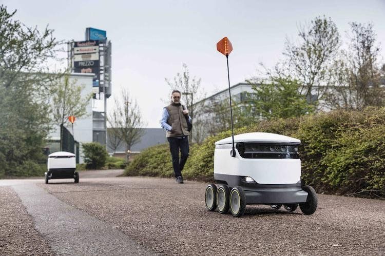Pequeños robots delivery de Starship Technologies en Milton Keynes, Inglaterra.
