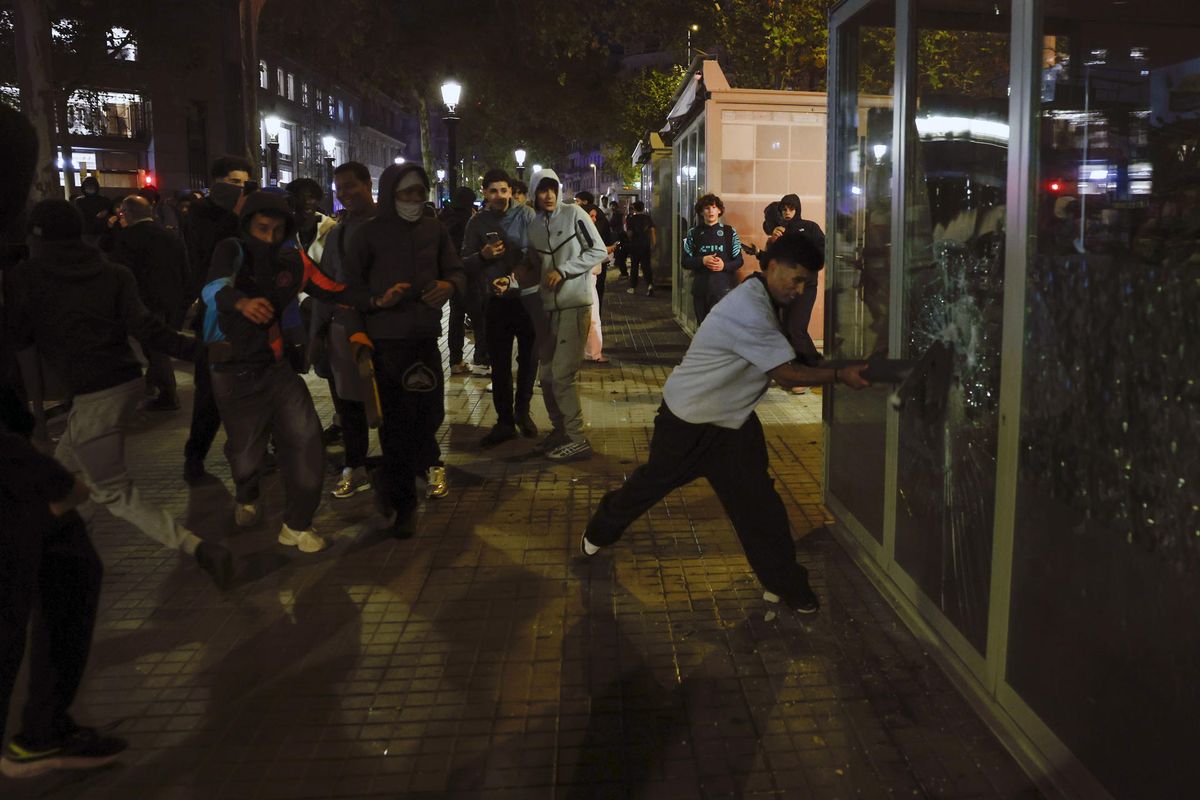 Los ataques a comercios en Barcelona durante los disturbios del 24 de octubre precedieron a nuevos llamamientos en redes para movilizarse en distintas ciudades españolas. Los ataques a comercios en Barcelona durante los disturbios del 24 de octubre precedieron a nuevos llamamientos en redes para movilizarse en distintas ciudades españolas.
