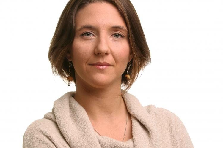 Fernanda Reyes ingresó al  ARI a principios del 2001 y  en 2004 se recibió de licenciada en Economía por la Facultad de Ciencias Económicas de la Universidad de Buenos Aires.