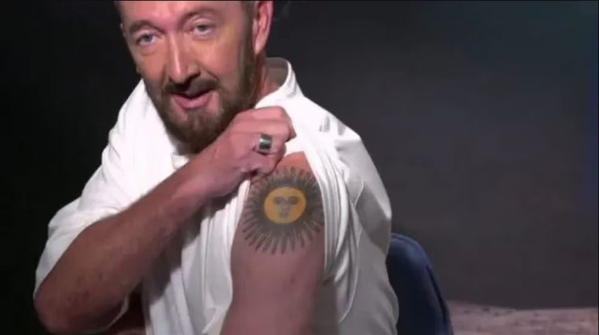 Ralph Ineson mostró un tatuaje del Sol de Mayo y contó que lo hizo por Marcelo Bielsa, el DT que revolucionó su club, el Leeds. Hasta bromeó con que Galactus se devore al Manchester United. Ralph Ineson mostró un tatuaje del Sol de Mayo y contó que lo hizo por Marcelo Bielsa, el DT que revolucionó su club, el Leeds. Hasta bromeó con que Galactus se devore al Manchester United.