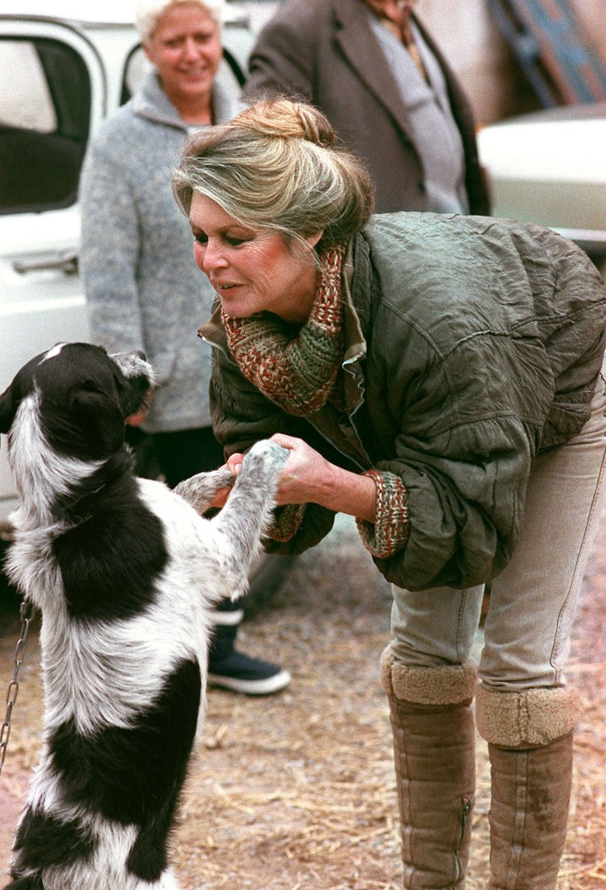 Brigitte Bardot juega con un perro al llegar a la perrera de Cabries (sur de Francia) el 17/01/1989 para promover la adopción de mascotas abandonadas. Brigitte Bardot juega con un perro al llegar a la perrera de Cabries (sur de Francia) el 17/01/1989 para promover la adopción de mascotas abandonadas.