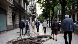 Los adultos mayores son los más propensos a caerse en las veredas rotas que abundan en la Ciudad. (Imagen creada por IA Grock). Los adultos mayores son los más propensos a caerse en las veredas rotas que abundan en la Ciudad. (Imagen creada por IA Grock).