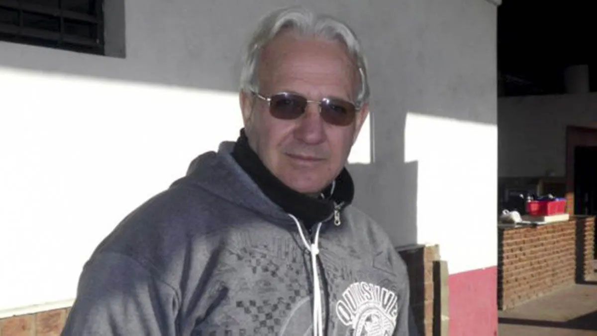 Un dirigente opositor de El Porvenir apuntó a que el presidente, Enrique Merelas, debería irse del club “esposado y en patrullero”. Un dirigente opositor de El Porvenir apuntó a que el presidente, Enrique Merelas, debería irse del club “esposado y en patrullero”. 