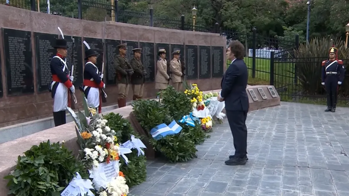 Milei rinde homenaje a los caídos y veteranos a 44 años del inicio del conflicto. Encabeza el acto ante el cenotafio de la Plaza San Martín, en Retiro. “Como Gobierno, creemos que no hay mayor expresión de esos valores que nos representan como Nación que nuestras Fuerzas Armadas. Una institución injustamente vilipendiada en el pasado, pero hoy puesta nuevamente en el lugar que merece, como parte central de nuestra República”,&nbsp;expresó.