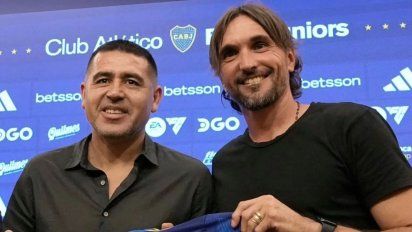 Riquelme y Diego Martínez se olvidaron de Benedetto, le apuntan a Javier Correa