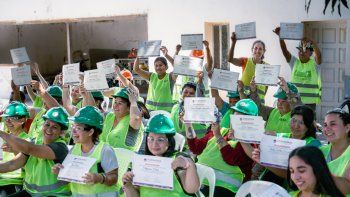 Mujeres al frente en las obras de construcción: La reducción de una brecha en oficios históricamente masculinos y el fantasma de la inactividad sostenida por el estado colisionan Mujeres al frente en las obras de construcción: La reducción de una brecha en oficios históricamente masculinos y el fantasma de la inactividad sostenida por el estado colisionan