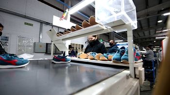 El plan motosierra llegó a una fábrica de zapatillas en la PBA. El plan motosierra llegó a una fábrica de zapatillas en la PBA.