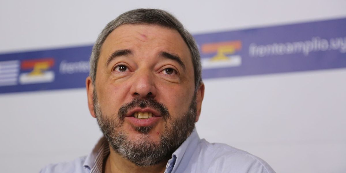 Mario Esteban Bergara Duque es contador público, economista, profesor y senador de Uruguay, líder del sector Fuerza Renovadora dentro del Frente Amplio. Fue presidente del Banco Central entre 2008 y 2013.