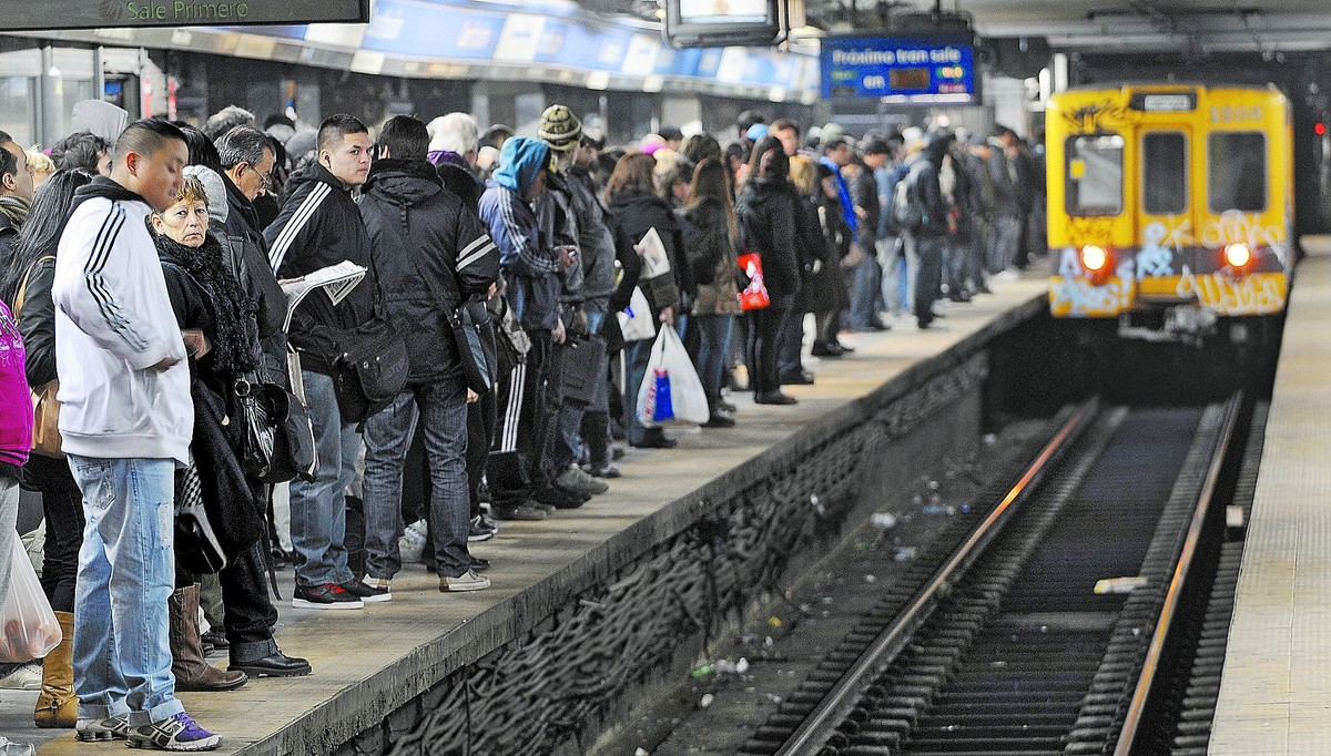 El subte enfrenta una caída histórica de usuarios mientras los precios siguen escalando. Los usuarios enfatizan la existencia de roedores, olores pestilentes y personas en situación de calle que pernoctan el las unidades El subte enfrenta una caída histórica de usuarios mientras los precios siguen escalando. Los usuarios enfatizan la existencia de roedores, olores pestilentes y personas en situación de calle que pernoctan el las unidades
