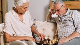 Los juegos de mesa, tocar instrumentos musicales, usar la computadora y hacer manualidades son algunas de las actividades mentales recomendadas.