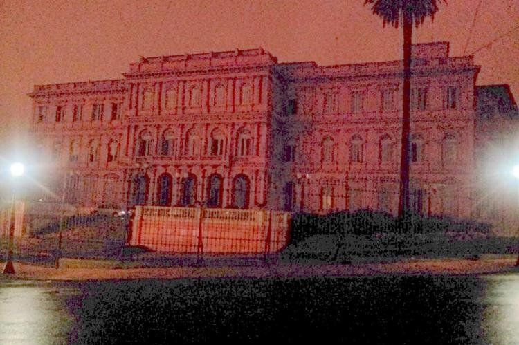 La Casa Rosada a oscuras esta noche. Foto @fcelesia