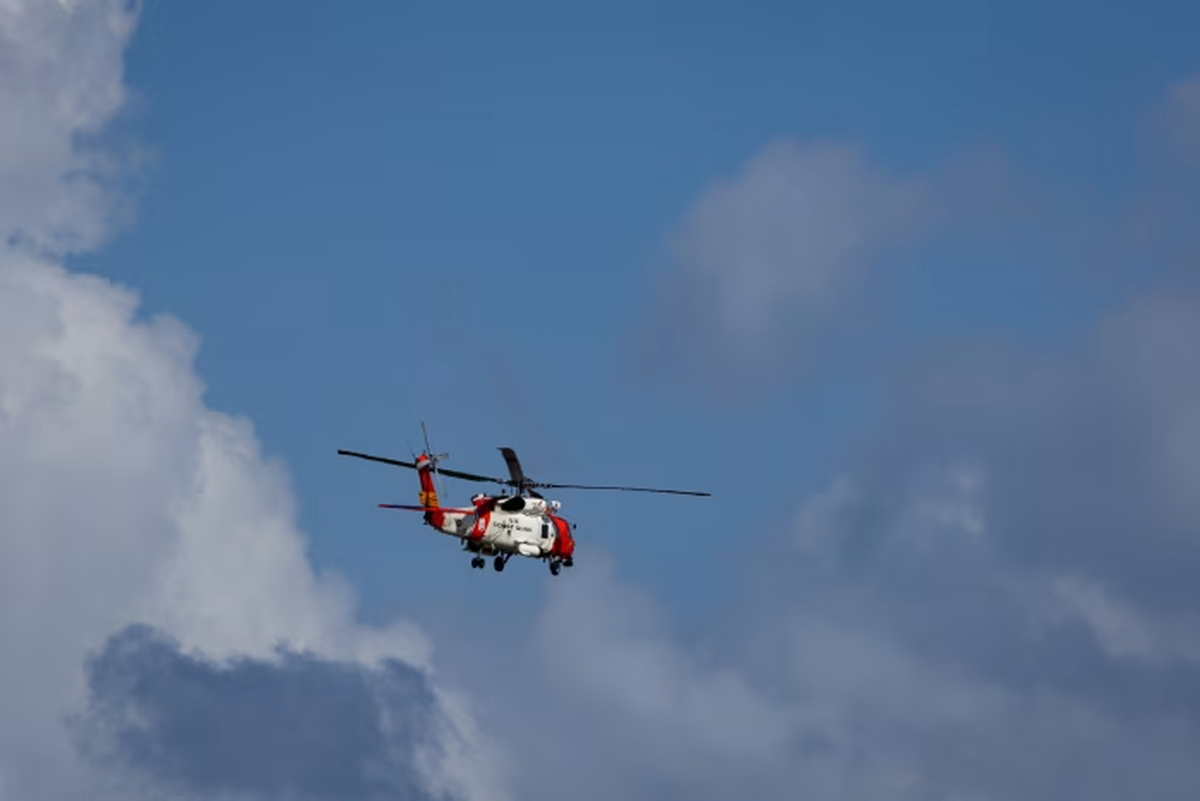Un helicóptero de la Guardia Costera estadounidense sobrevoló Puerto Rico la semana pasada. | REUTERS Un helicóptero de la Guardia Costera estadounidense sobrevoló Puerto Rico la semana pasada. | REUTERS