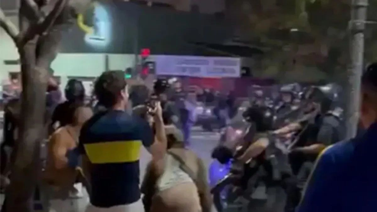 Ungrupo de hinchas de Boca fueron reprimidos por la Policía en Parque Lezama enla previa del duelo ante Sportivo Trinidense de la Copa Sudamericana 2024.