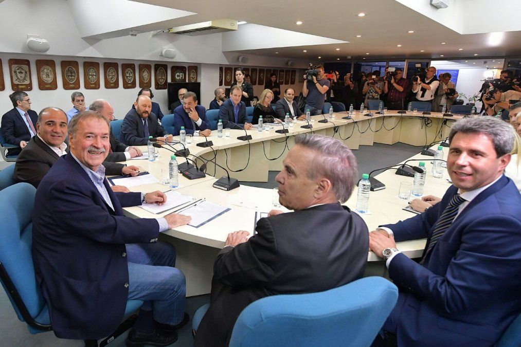 Miguel Pichetto en una reunión con gobernadores peronistas