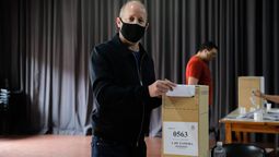 Martín Insaurralde votando en la escuela Balmoral, de la localidad de Banfield, Lomas de Zamora.