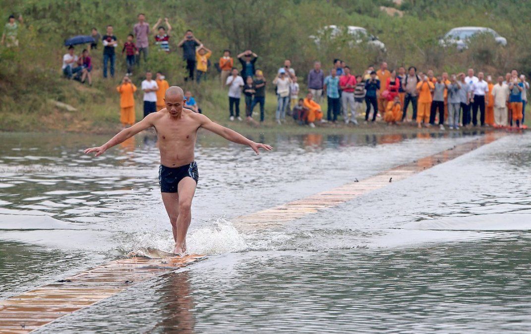 El monje shaolín Shi Liliang tardó al menos cuatro horas en recorrer recorrió 125 metros por encima de un lago, pues falló en los tres primeros intentos.