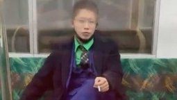 altText(Un hombre vestido de Joker apuñaló a varios en un tren: Un herido grave)}