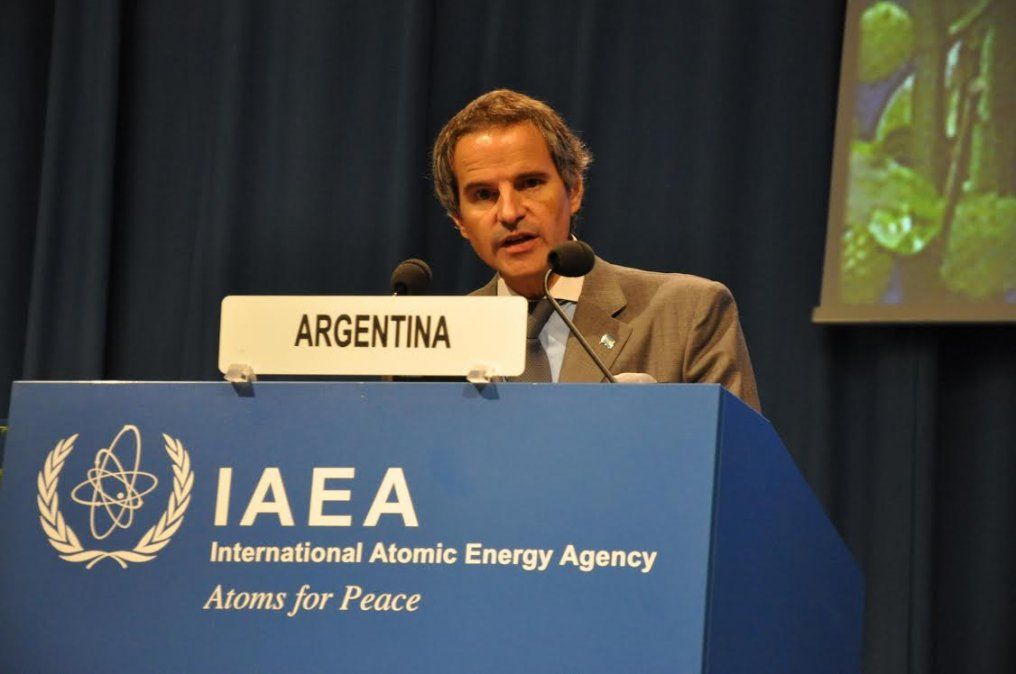 El embajador Rafael Mariano Grossi, llega al cargo tras sus experiencias como Jefe de Gabinete de la OPAQ (Organismo para la Prohibición de las Armas Químicas, reciente ganador del premio Nobel de la Paz), Jefe de Gabinete del Organismo Internacional de E