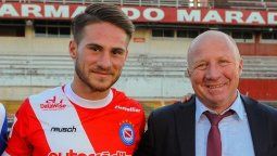 Carlos Mac Allister junto a su hijo Alexis.