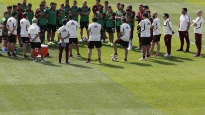 Tras las críticas de Menotti, Salud adelantó que la vuelta a las prácticas dependerá de los casos de estos días