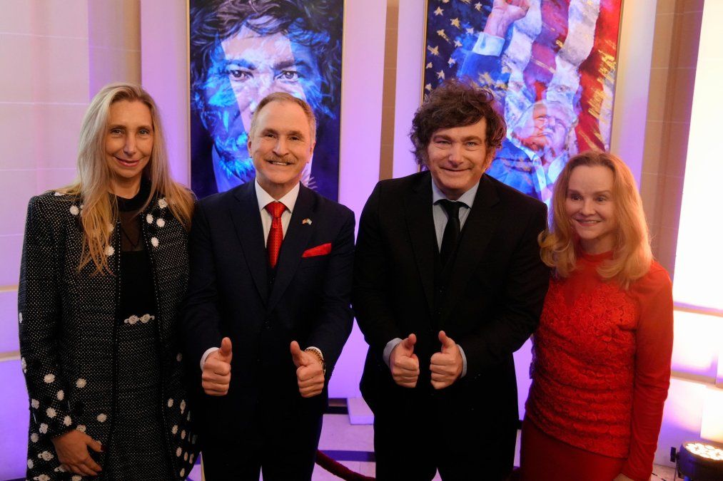 Javier Milei y su hermana Karina, junto al embajador de USA en Argentina, Peter Lamelas, y su mujer.