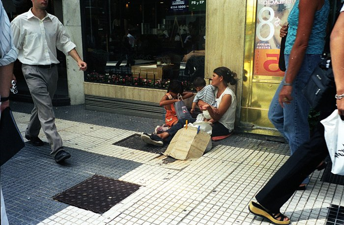 Las familias piden en las calles para poder pagar a la noche una pieza Las familias piden en las calles para poder pagar a la noche una pieza