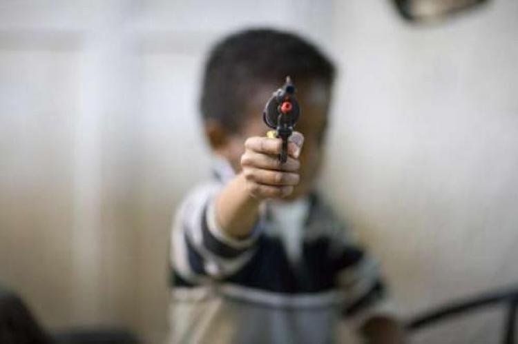 ni%C3%B1o%20con%20un%20arma%20de%20juguete_1.jpg