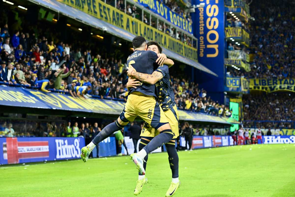 Battaglia y Blondel se abrazan en el gol de Boca Battaglia y Blondel se abrazan en el gol de Boca