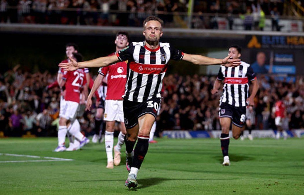 El segundo gol del Grimsby Town ante Manchester United.