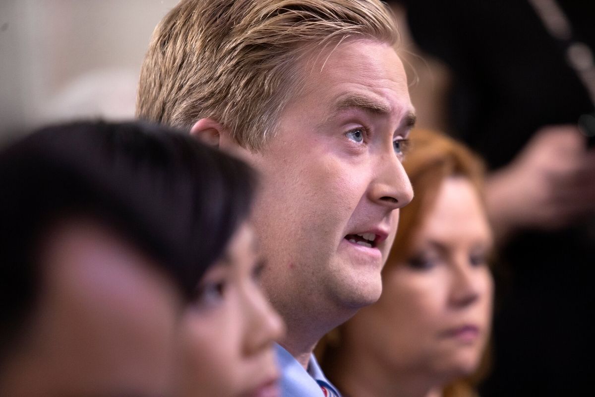 Peter Doocy, el hombre de Fox News mordiendo en la Casa Blanca.