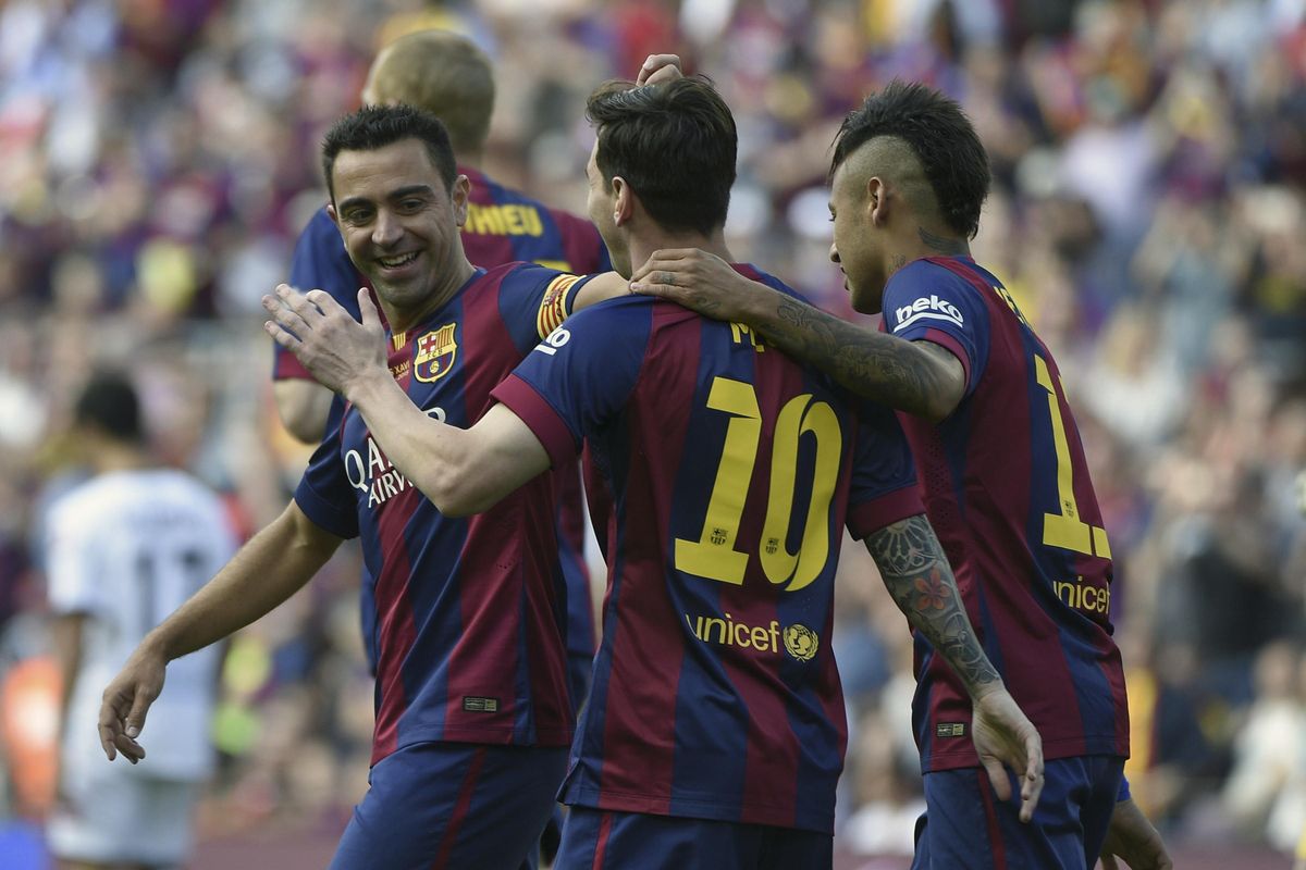 Messi, Neymar y Xavi celebran un gol en el Barcelona.