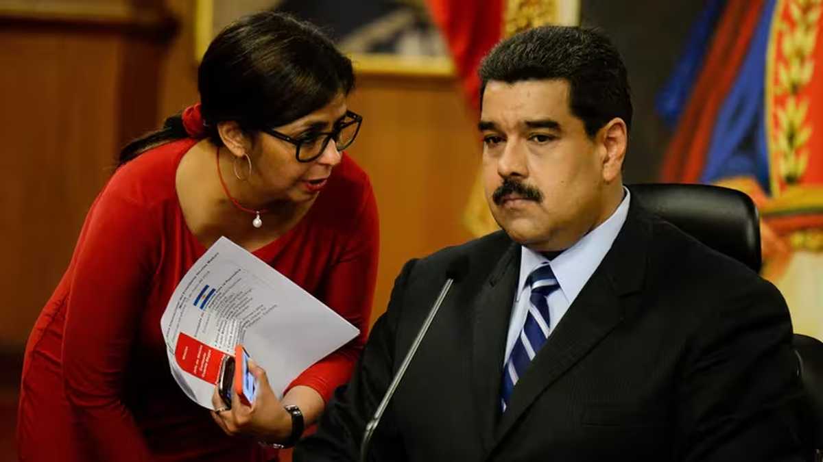 Delcy Rodríguez junto a Nicolás Maduro (AFP/Archivo)