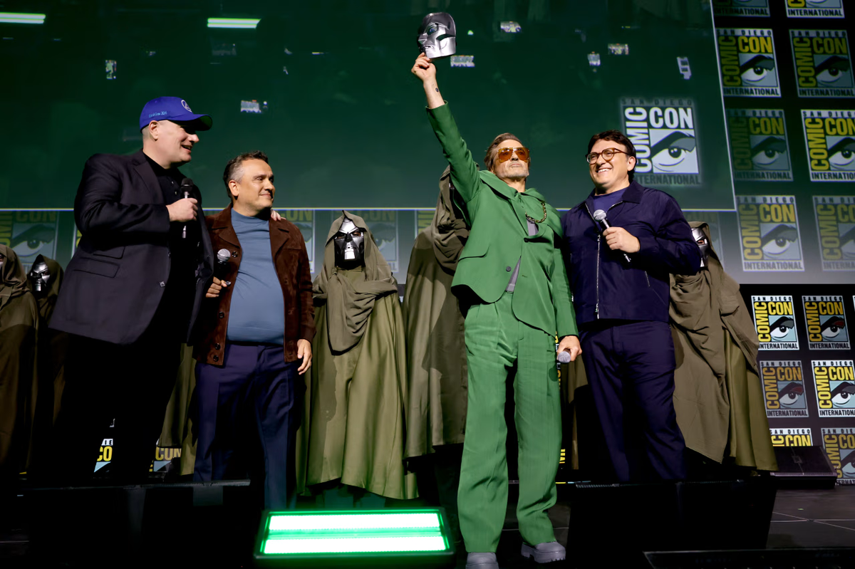 Las películas y series flaquearon, con fracasos como The Marvels. Feige recortó producción, apostó a historias simples y volvió a fichar a Robert Downey Jr. como Doctor Doom para rescatar al MCU. Las películas y series flaquearon, con fracasos como The Marvels. Feige recortó producción, apostó a historias simples y volvió a fichar a Robert Downey Jr. como Doctor Doom para rescatar al MCU.