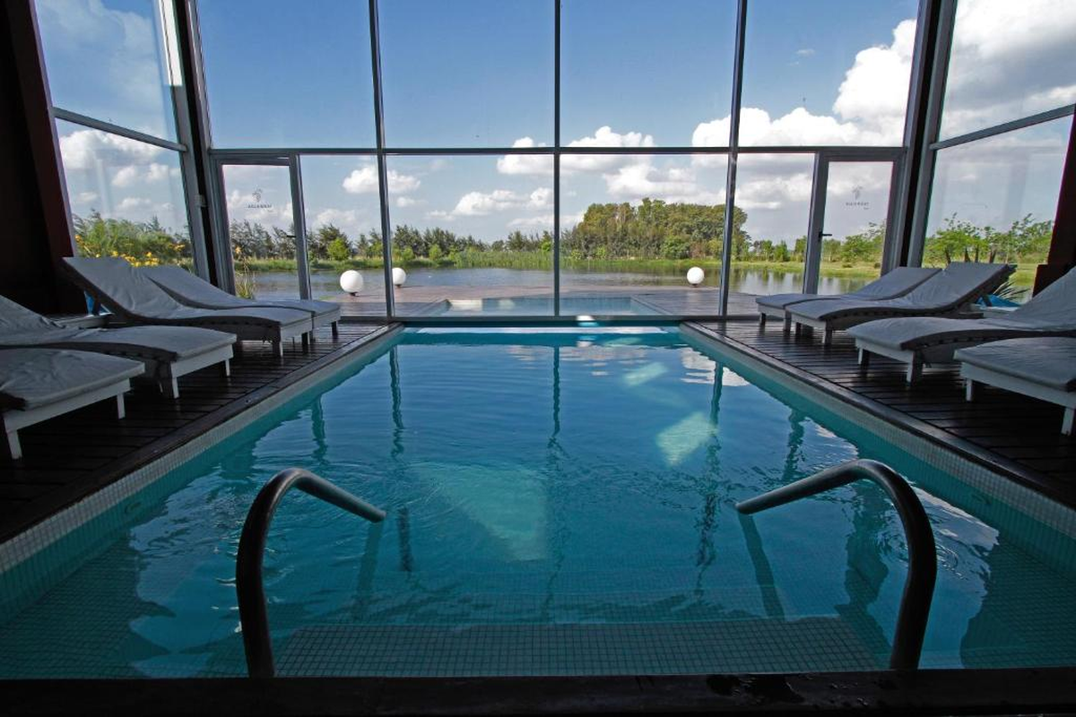 La pileta climatizada interna del hotel 4 estrellas Pampas de Areco. La pileta climatizada interna del hotel 4 estrellas Pampas de Areco.