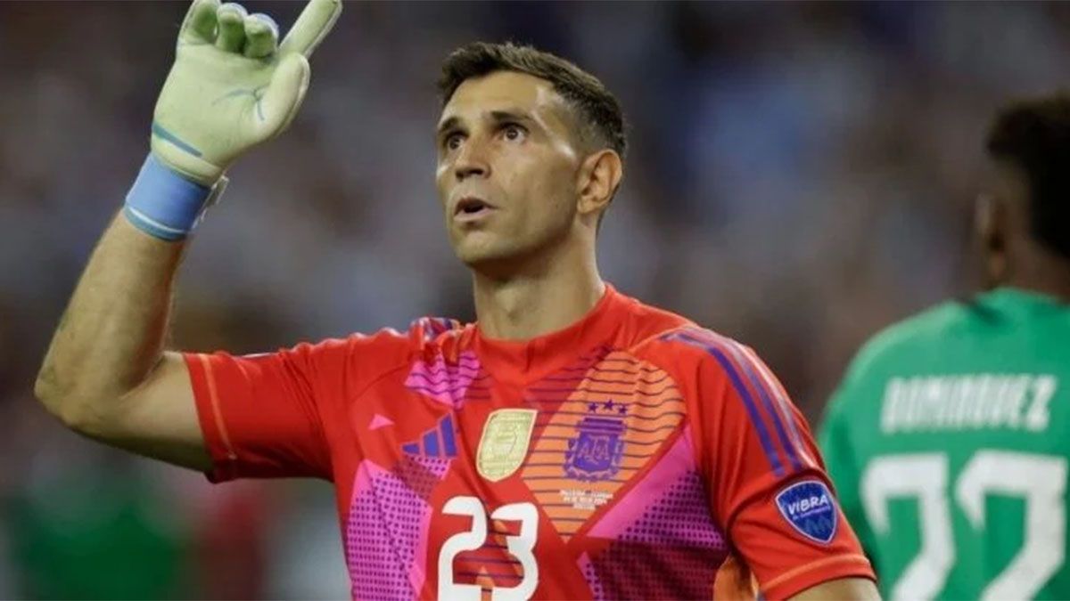 Emiliano “Dibu” Martínez lanzó un nuevo mensaje a la Selección Argentina en esta Copa América 2024 y hasta fue rechazado por un club de Europa. Emiliano “Dibu” Martínez lanzó un nuevo mensaje a la Selección Argentina en esta Copa América 2024 y hasta fue rechazado por un club de Europa.