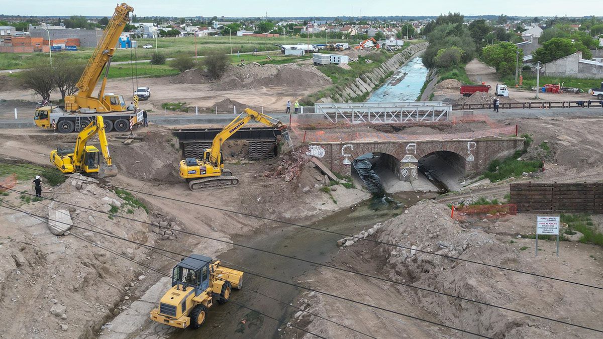 Gabriel Katopodis y el intendente de Bahía Blanca, Federico Susbielles, presenciaron la demolición del Puente Don Bosco. Gabriel Katopodis y el intendente de Bahía Blanca, Federico Susbielles, presenciaron la demolición del Puente Don Bosco.