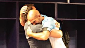 Diego Milito se abraza con Lisandro López Diego Milito se abraza con Lisandro López