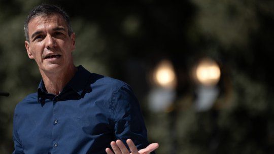 Pedro Sánchez gana en las encuestas del CIS, pero otros sondeos dan ventaja a PP y Vox
