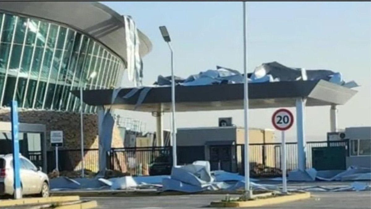 Viento extremo en Comodoro Rivadavia: Se voló parte del techo del aeropuerto