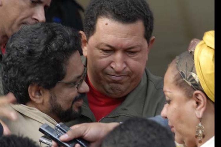 Hugo Chávez abraza a Ivan Márquez, alias de Luciano Marín Arango, en presencia de la colombiana Pilar Córdoba.