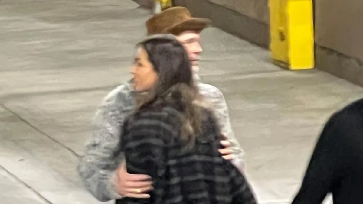 Brad Pitt junto a su nueva novia. Foto: The Grosby Group