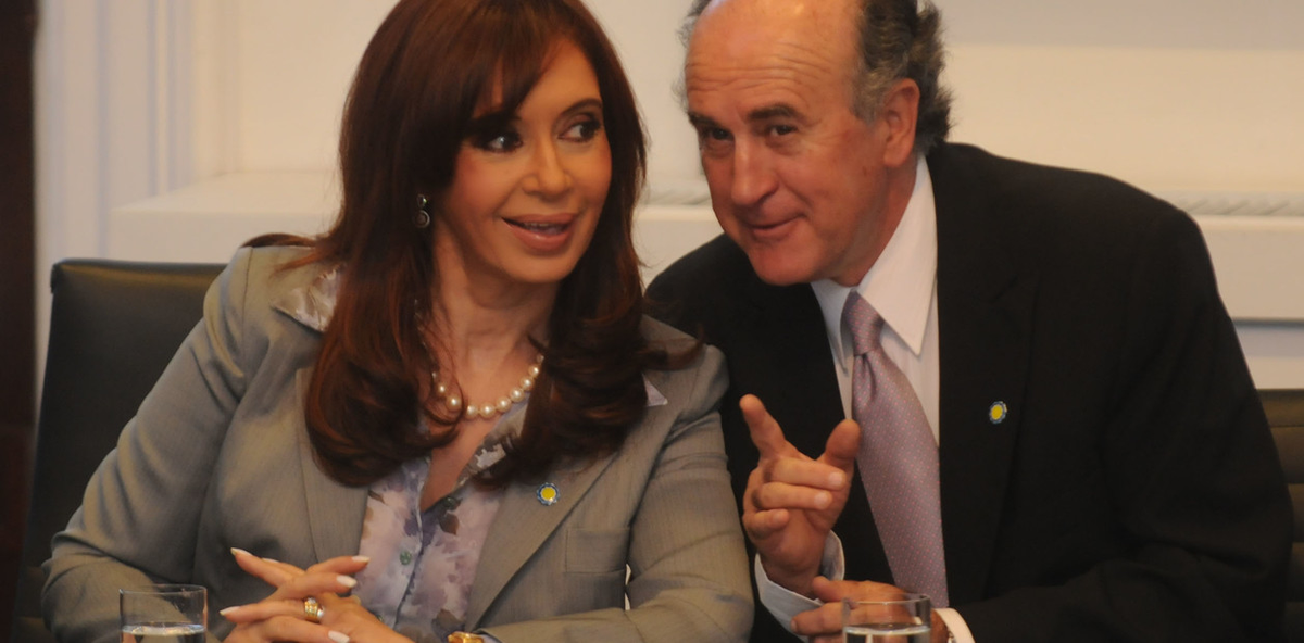 Oscar Parrilli junto a su íntima CFK.