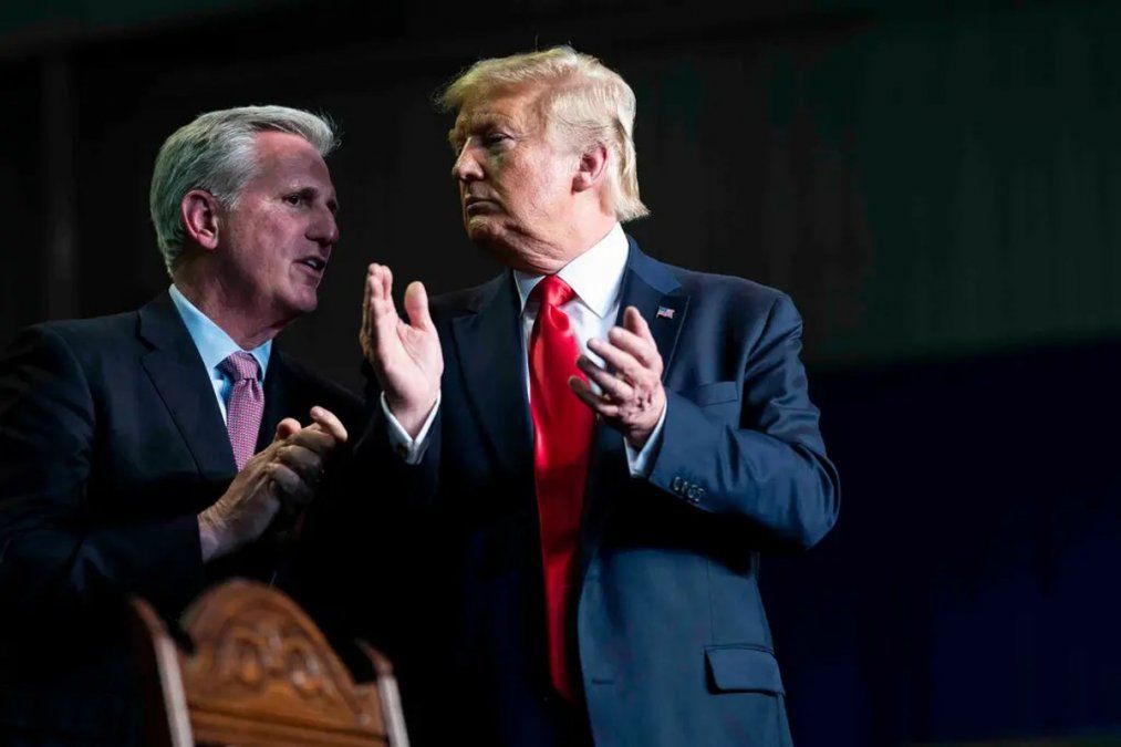 El republicano Kevin McCarthy con el expresidente Donald Trump.