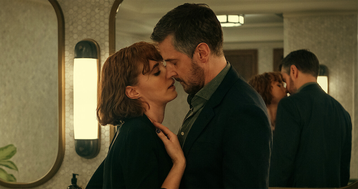 La serie fue duramente criticada, señalando fallas en el guion, el desarrollo y la química de los protagonistas, según medios especializados. Fuente. Netflix La serie fue duramente criticada, señalando fallas en el guion, el desarrollo y la química de los protagonistas, según medios especializados. Fuente. Netflix