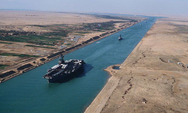 El Canal de Suez, que une el Mediterráneo y el mar Rojo, es una ruta crucial. Según la Autoridad del Canal de Suez, más de 22.000 buques al año, el 9% del comercio marítimo mundial. El Canal de Suez, que une el Mediterráneo y el mar Rojo, es una ruta crucial. Según la Autoridad del Canal de Suez, más de 22.000 buques al año, el 9% del comercio marítimo mundial.