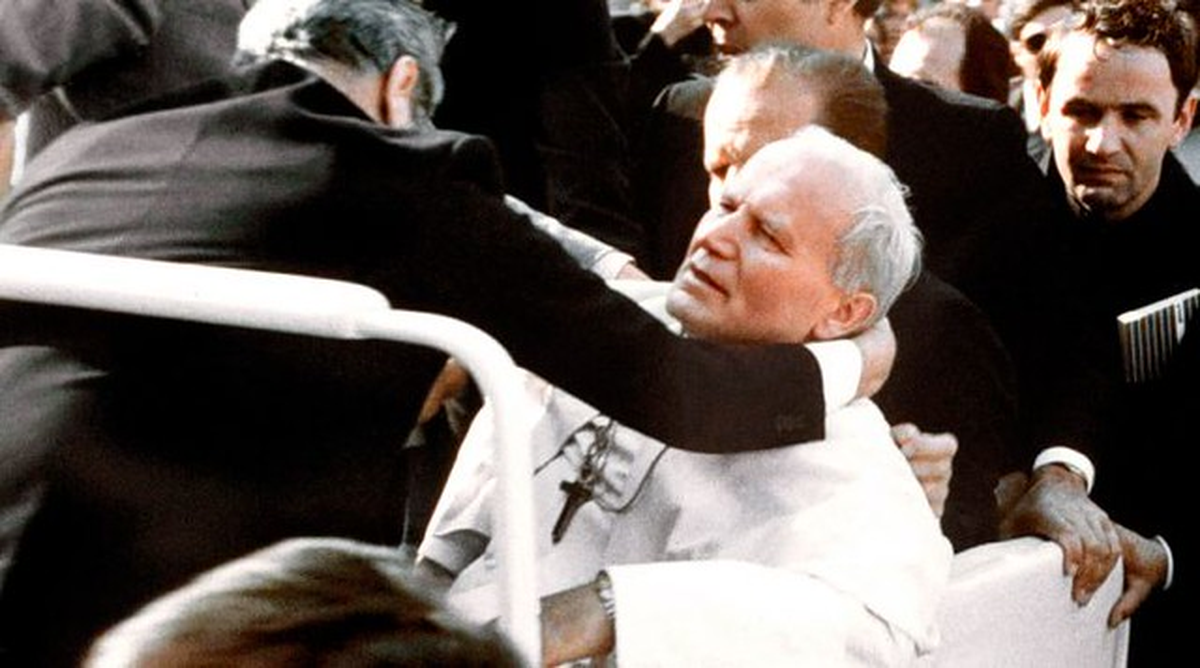 El papa Juan Pablo II fue víctima de un atentado en 1981, en la Plaza de San Pedro. Casualmente, en una de las visiones que tuvieron los pastorcitos, vieron a un obispo de blanco que moría rodeado de otros religiosos. El papa Juan Pablo II fue víctima de un atentado en 1981, en la Plaza de San Pedro. Casualmente, en una de las visiones que tuvieron los pastorcitos, vieron a un obispo de blanco que moría rodeado de otros religiosos.