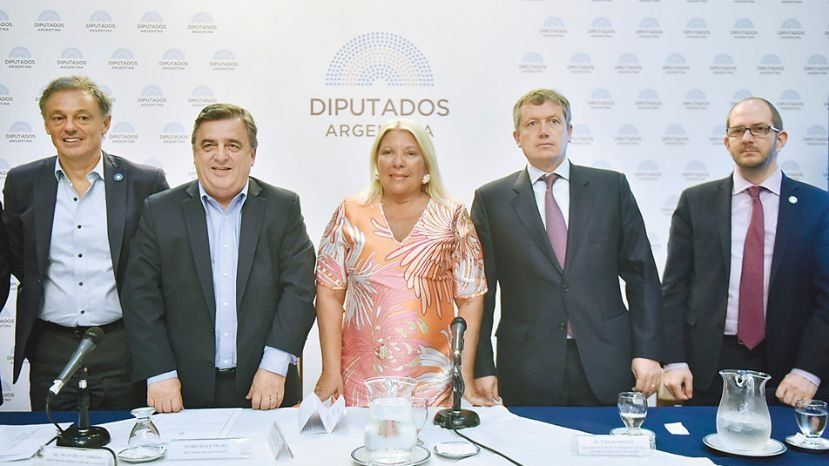 Presentado el proyecto de ley, Mario Negri, Emilio Monzó y Elisa Carrió se mostraron muy unidos luego de que Mauricio Macri rearmara su mapa de poder en la Cámara, otorgándole a Marcos Peña la última palabra.