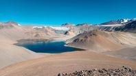 CONICET: Vista del cráter Corona del Inca (Incapillo), en plena Cordillera de los Andes (La Rioja), a 5.500 m s. n. m., donde se destaca el lago que ocupa su interior CONICET: Vista del cráter Corona del Inca (Incapillo), en plena Cordillera de los Andes (La Rioja), a 5.500 m s. n. m., donde se destaca el lago que ocupa su interior